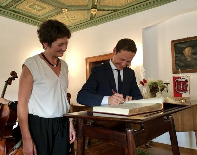 Rodewischs Bürgermeisterin Kerstin Schöniger und Gerolzhofens Bürgermeister Thorsten Wozniak beim Eintrag in das Goldene Buch der Stadt Rodewisch